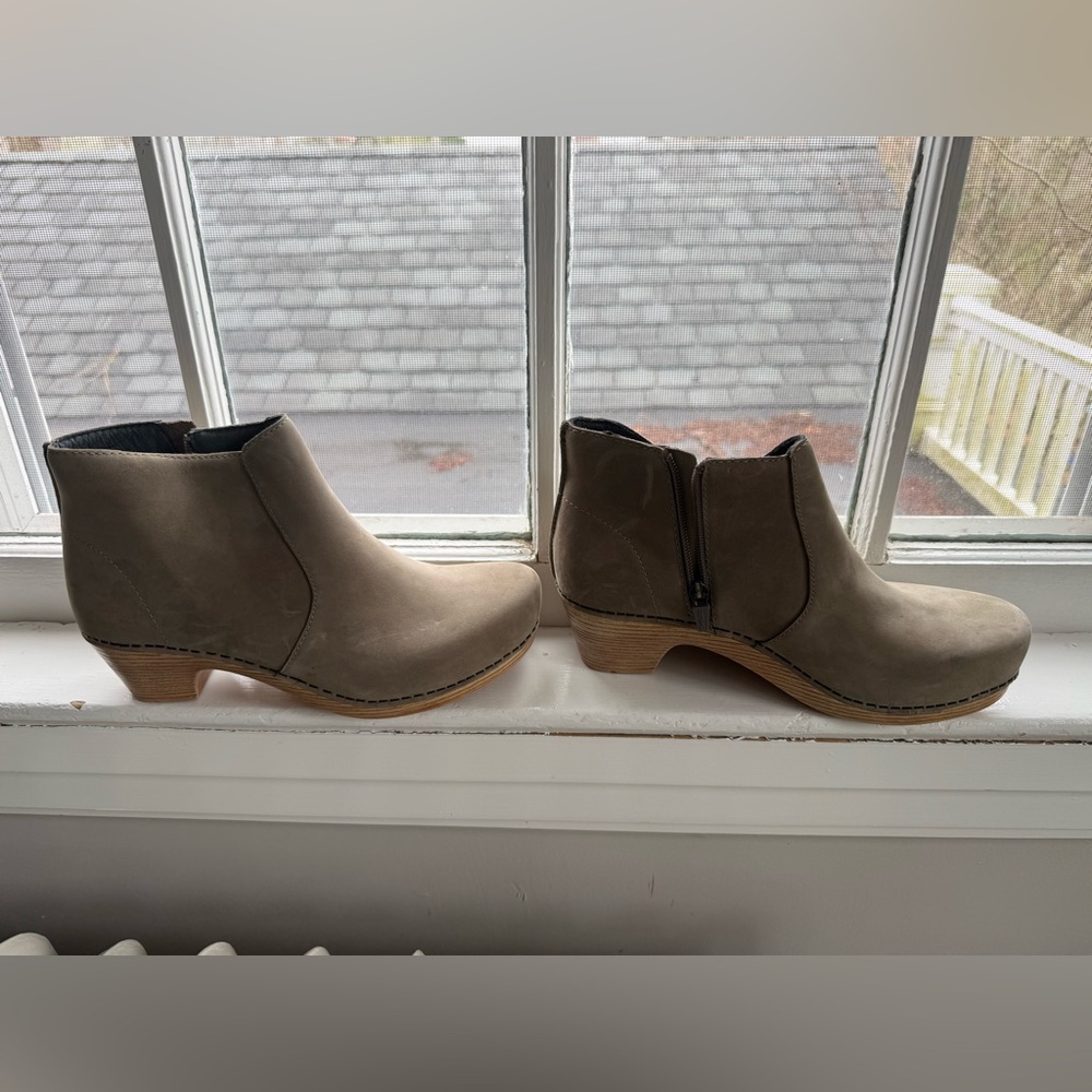 Dansko women’s Taupe Suede Ankle Booties - Classic Low Heel 39
